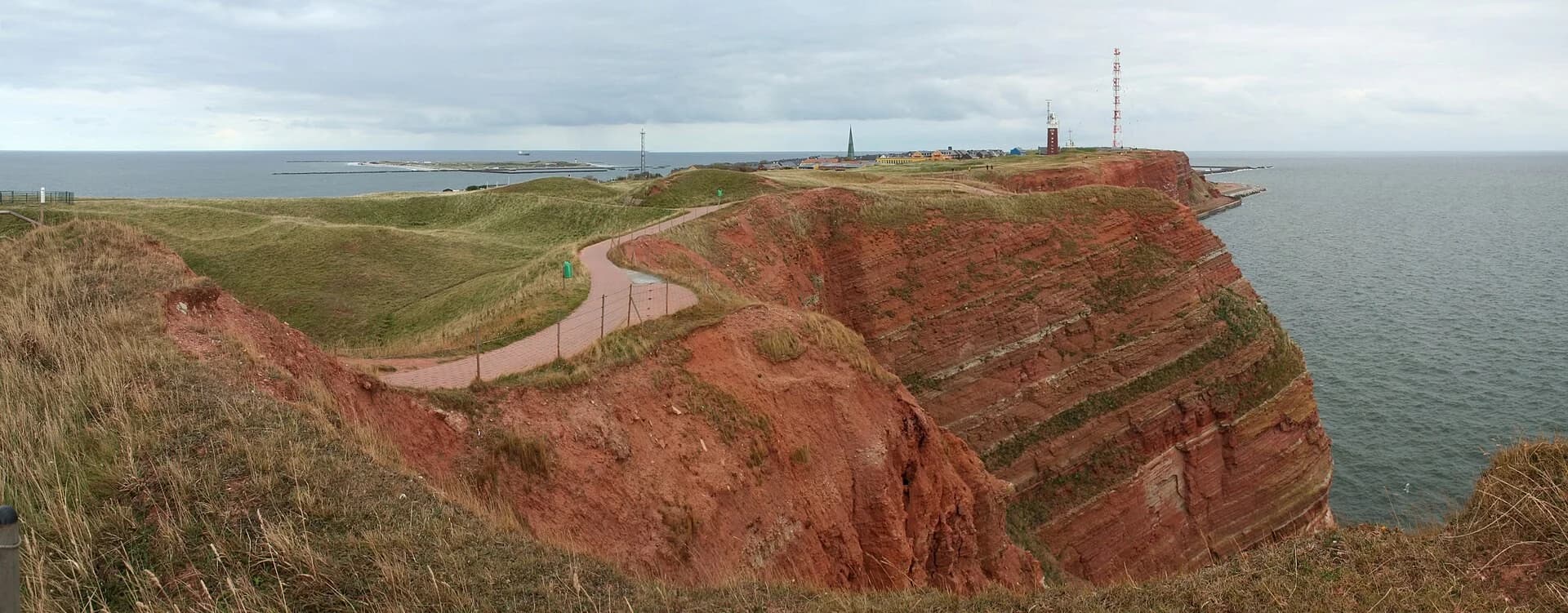 Klippenrandweg über der roten Steilküste von Helgoland